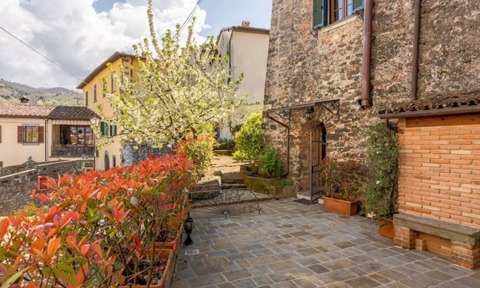 Mologno House | Villa Camelia Bianca · * Romantic Stay in Barga Old Town