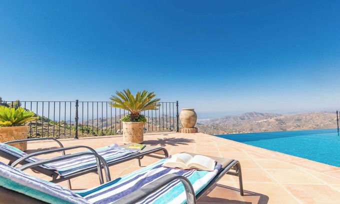 Competa Villa | Villa 'Casa La Mirada' with Sea View, Pool & Wi-Fi