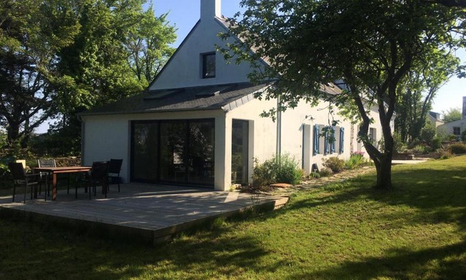 Locmaria House | Villa Contemporaine avec Jardin, à 1,5 km de la Plage: 8 pers., 2 Terrasses, Wi-Fi, Baignoire Balnéo - FR-1-418-198