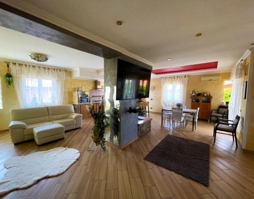 Anzio Villa | VILLA DAL PESCATORE Apartment - Elegant Retreat between Anzio & Nettuno with Garden and refined Patio - Train Station 500mt