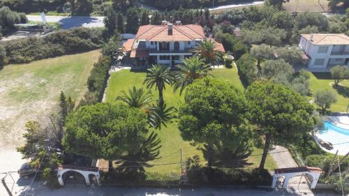 Haniotis Villa | Villa Delta - 5 Bdrms, 2 min walk to Mamalouka, Blue Carpet