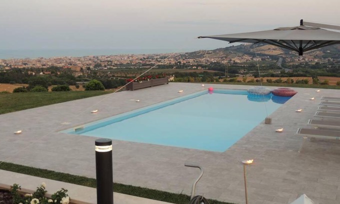 Colonnella Villa | Villa di lusso rustica con vista mare, collina e montagna