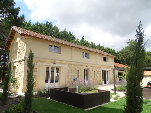 Civrac-de-Blaye Villa | villa entière château Lacroix de Civrac 3 ch, 3 sdb, piscine xxl,sauna, 4 étoiles,7 pers