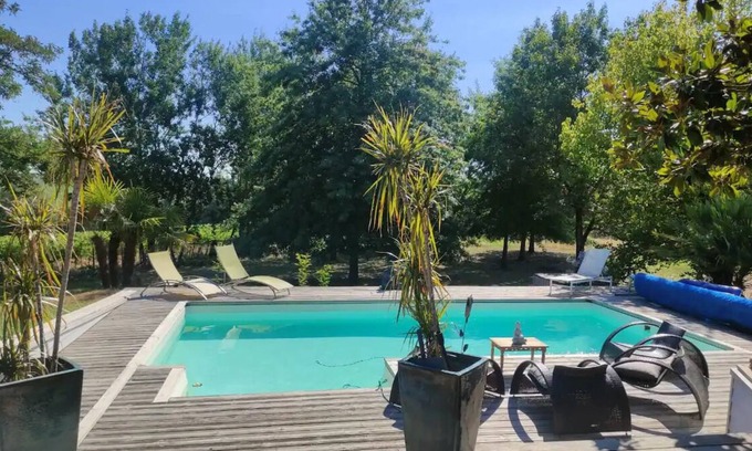 Soulignac Villa | Villa 'Entre Deux Mers' with Private Terrace, Wi-Fi and Air Conditioning