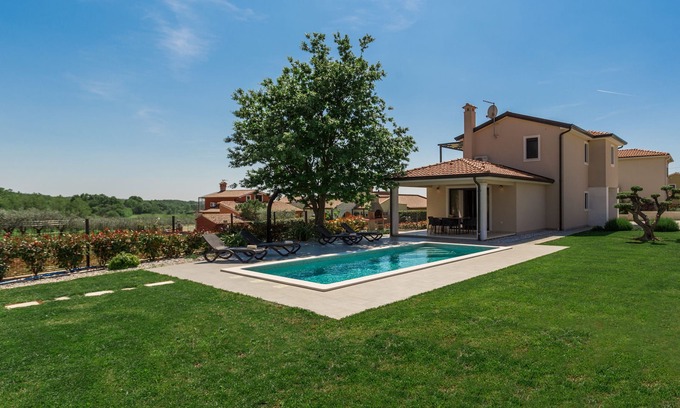 Montizana Villa | Villa for 4-6 people, pool, loungers, garden, panoramic sea view