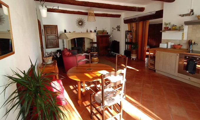 Saint-Martin-de-Castillon Apartment | Village house with south-facing terrace