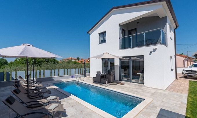 Zbandaj Villa | Villa Galeria in Zbandaj