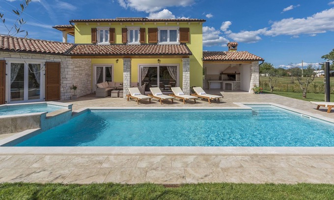 Jakovici Cottage | Villa Garden with pool, jacuzzi and garden offering relaxation and privacy