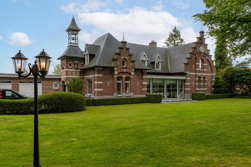 Merelbeke Villa | Villa Gentbos - currently 15beds 3bathrooms - from june 2026 up to 21beds 6bathrooms