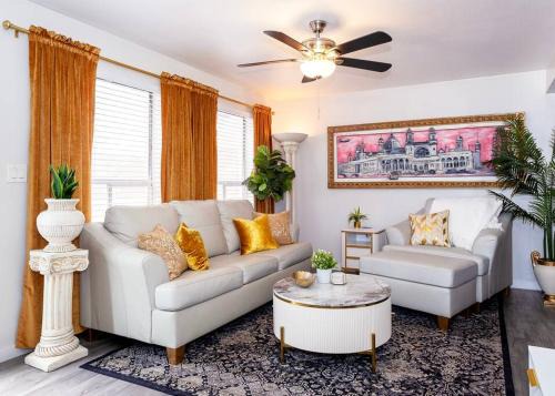 Tempe Villa | Villa Golden - King Bed & Swimming Pool!