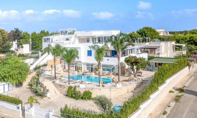 Santa Maria al Bagno Villa | Villa in Santa Maria Al Bagno with 5 bedrooms sleeps 10