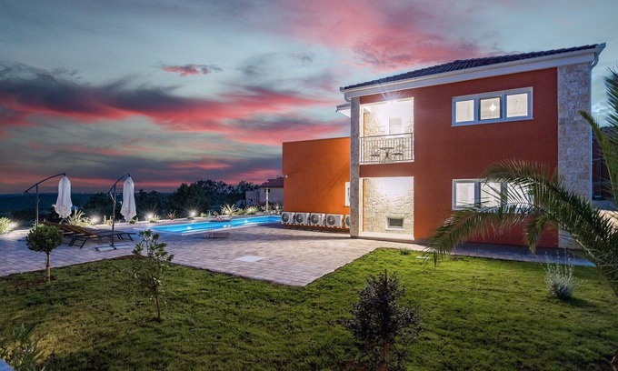 Krnica Villa | Villa in Krnica with Pool near Beach