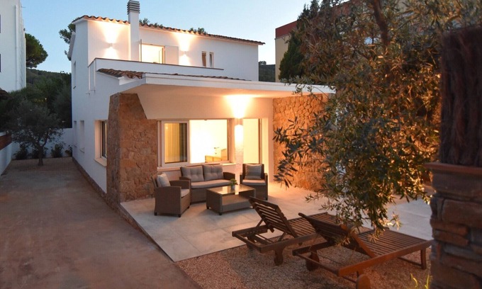 L'Escala Villa | Villa in L'Escala near Cala Montgó Beach