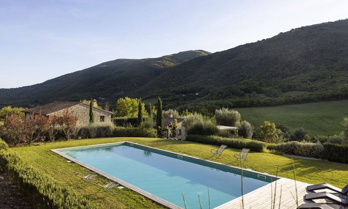 Montelovesco Villa | Villa in San Giovanni Del Pantano with 6 bedrooms sleeps 12