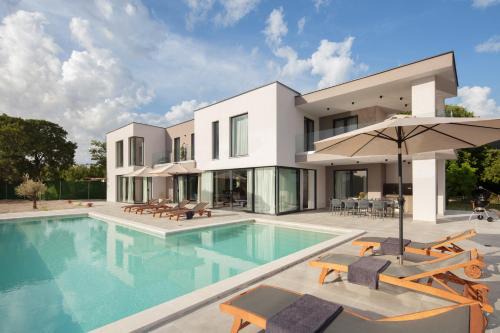 Brgod Villa | Villa KM 5 Bedroom with pool and garden