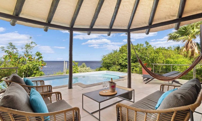 Kralendijk Villa | Villa La Brisa with a tropical garden, private pool and spectacular views