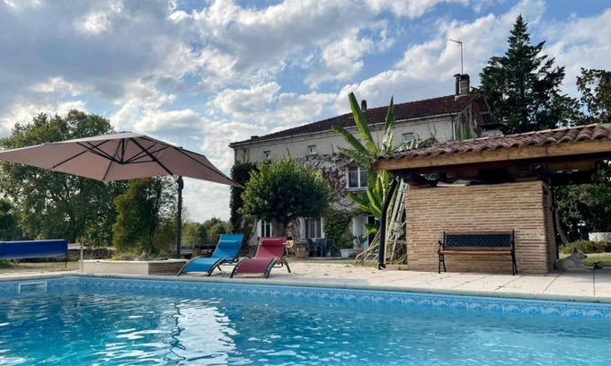 Aiguillon Villa | Villa Le parc de Gouts with pool, close to the pond