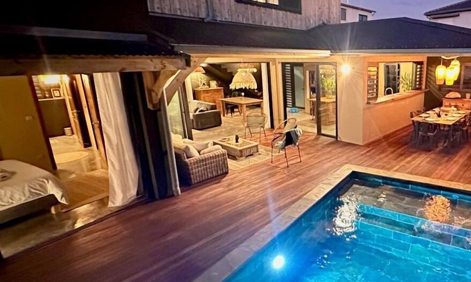 Centre-Ville Villa | Villa Les Songes Bleus Grandbois, its spa, swimming pool and view of the Indian Ocean
