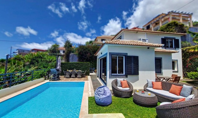 Canhas House | Villa Liana by LovelyStay