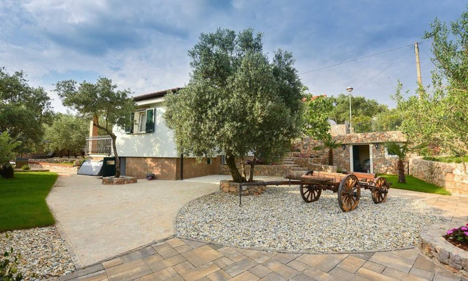 Punat Villa | Villa Lipa with Hot Whirlpool