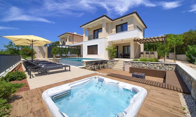 Pinezici Villa | Villa LORD with heated pool, jacuzzi and sauna