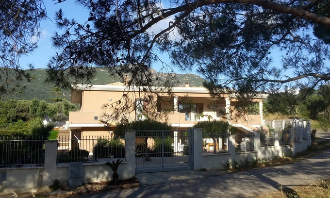 Poggio dei Pini House | VILLA LUIGI Poggio dei Pini: apartment in villa with parking and wallbox
