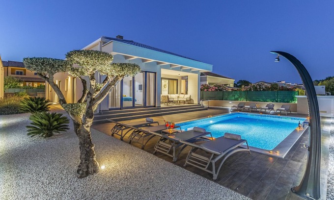Sikici Villa | Villa Luna & Pia in Pula for 10 people with heated pool