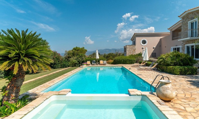 Kiparissia Villa | Villa 'Luxury Flora Kiparissia' with Sea View, Wi-Fi and Air Conditioning