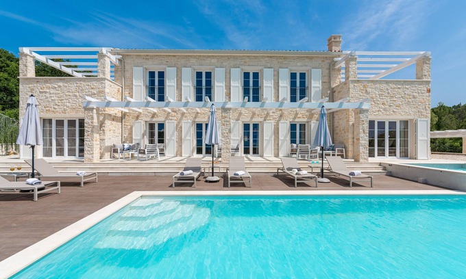 Vizinada Villa | Villa Maxim with pool, jacuzzi and endless views over the vineyards to the sea