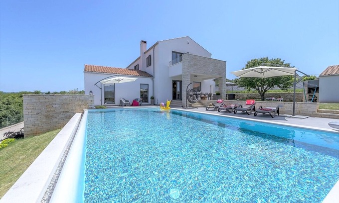 Selina Villa | Villa Meli with Infinity Pool and Whirlpool