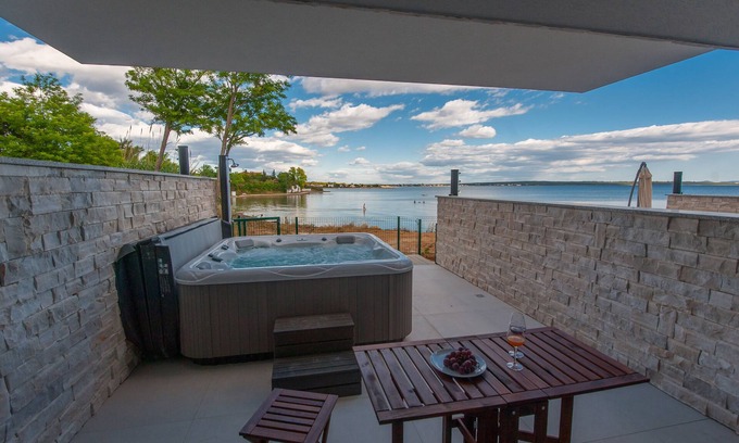 Privlaka Villa | Villa Miri Palme with jacuzzi