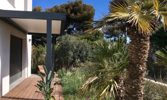 Le Brusc Villa | villa modern and cozy, benefits of standing . Beautiful sand beach 200m!