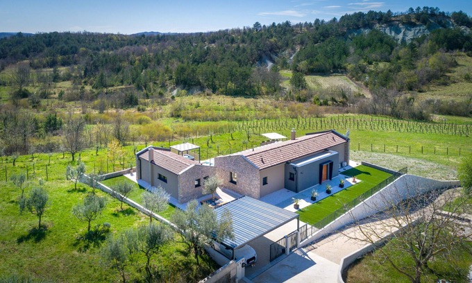 Hum Villa | Villa Noeli with Swimming Pool