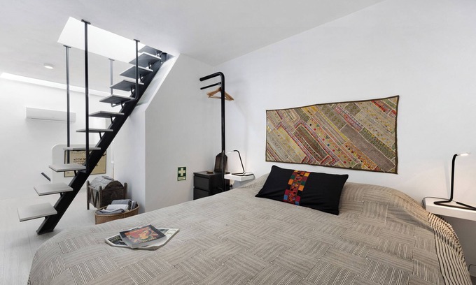 Portimao City Centre Villa | Villa 'O Capote 22' with Private Terrace & Wi-Fi