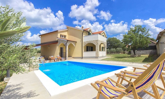 Drnis Villa | Villa Oasis near Krka Waterfalls