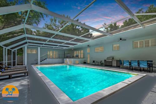 Pinecrest Villa | Villa Oasis with Heated Pool,Sauna, BBQ and Pool Table