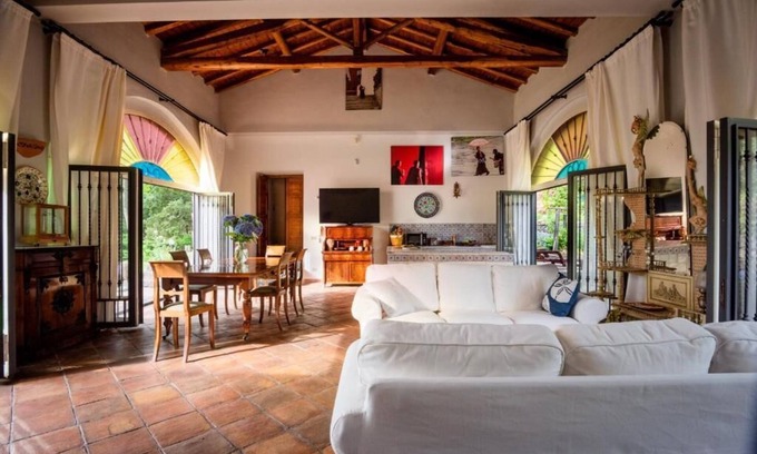 Milo Villa | Villa of Character with Pool and Private Park