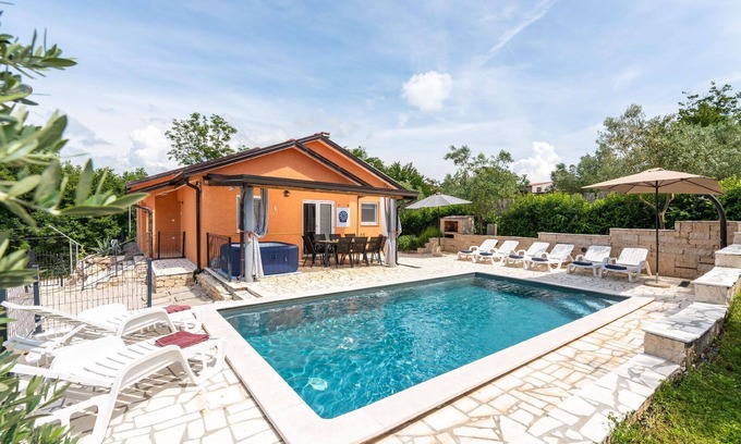Radini House | Villa Pendolina with Private Pool and Jacuzzi