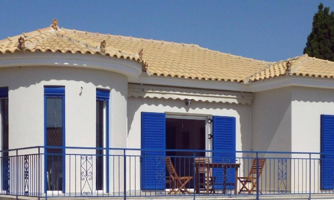 Pylos-Nestoras House | Villa "Pilias" with a view of the water