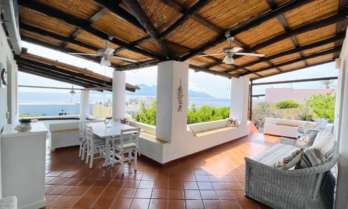 Santa Marina Salina House | Villa Pomelia, Villa nel corso di Santa Marina Salina a 50 mt dal mare