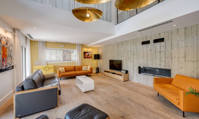 Annecy Old Town Condo | Villa Prestige : Private lift, air conditioning, terrace