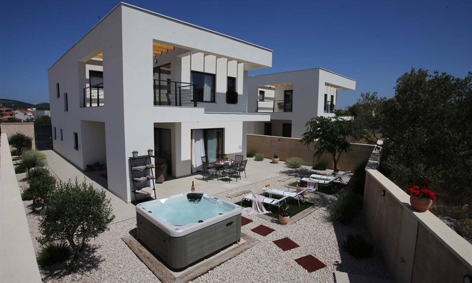 Jezera Villa | Villa Punta Sol with jacuzzi