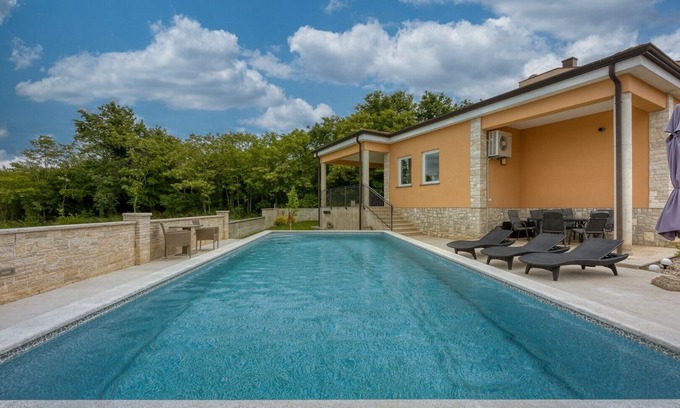 Zbandaj Villa | Villa Ravina in Radmani