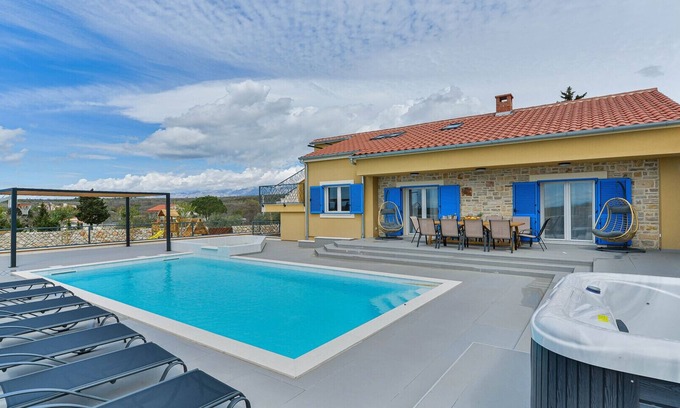 Slivnica Villa | Villa RE with heated pool and spa