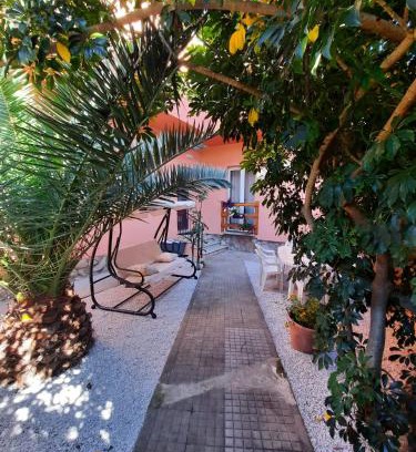 Porto Azzurro House | Villa rosa nel cuore di Porto Azzurro