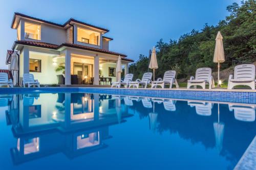 Ripenda Verbanci House | Villa Satine, a romantic pool villa surrounded by nature