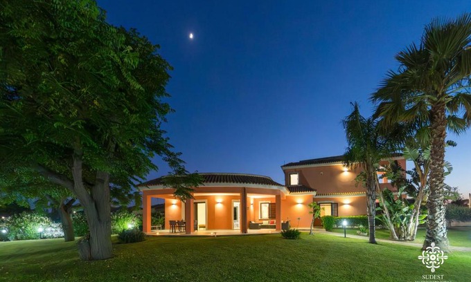 Arenella Villa | Villa Seaside - Beach Retreat with jacuzzi