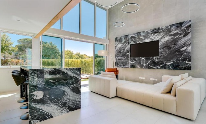 Vilamoura House | Villa Serenity- CleverDetails, Central Vilamoura, Sleeps 4 adults and 2 children, located in the center