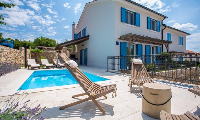 Suzan Villa | Villa Tana with a swimming pool, outdoor kitchen, BBQ & SUP