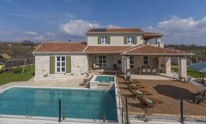 Visnjan Villa | Villa Terra Magica, Perfekt für Familien. Whirlpool und Beheizter 40m2 Pool